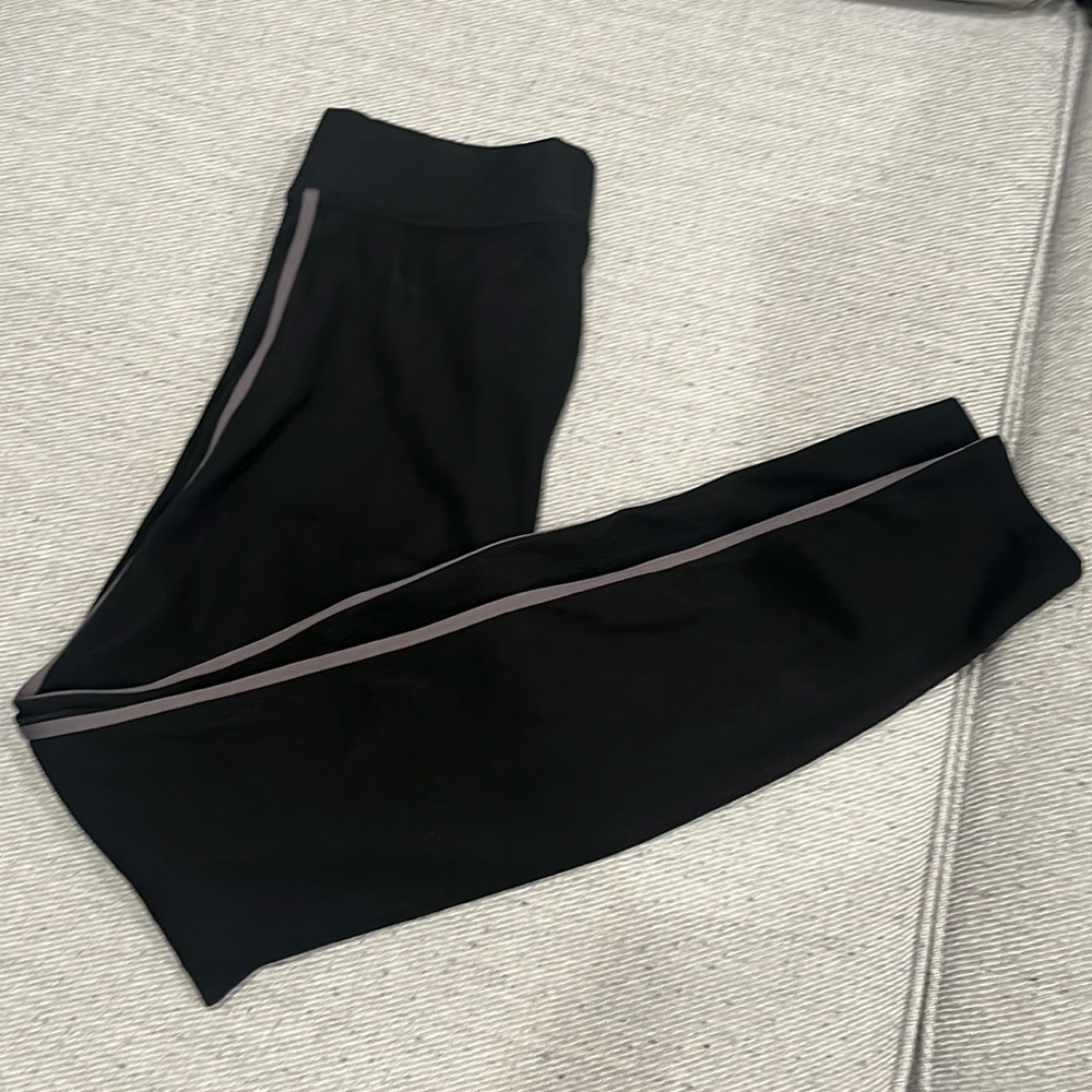 Black textured leggings with gray side stripes